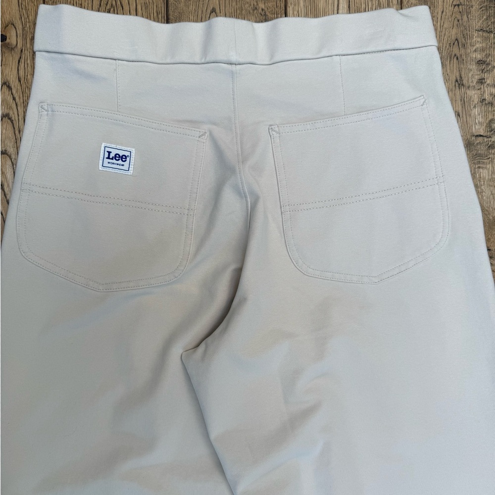 NWT. LEE pull-on, off-white “Soy Bean color” Wide leg jeans.
Size Large.